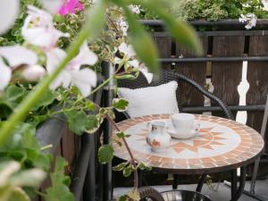 - une petite table sur un balcon avec une tasse de café dans l'établissement Ferienwohnung Höll, à Fribourg-en-Brisgau