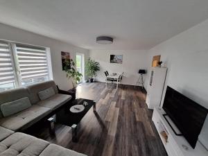 ein Wohnzimmer mit einem Sofa und einem Tisch in der Unterkunft Ferienwohnung Anja und Denny Kohlstedt in Bad Sooden-Allendorf