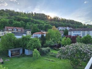 una vista aérea de una ciudad con casas y árboles en Ferienwohnung Anja und Denny Kohlstedt, en Bad Sooden-Allendorf