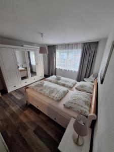 1 dormitorio con 2 camas y ventana en Ferienwohnung Anja und Denny Kohlstedt, en Bad Sooden-Allendorf