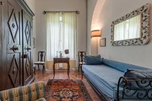 sala de estar con sofá azul y mesa en Luxury apartment vicino Firenze, en Londa