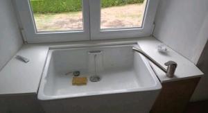 a white bath tub in a bathroom with a window at La chambre CHAT,au coeur des Vosges in Ferdrupt