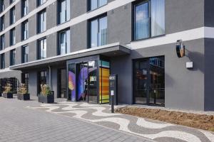 Rioca Stuttgart Posto 6 في شتوتغارت: واجهة مبنى مع لوحات ملونة على النوافذ