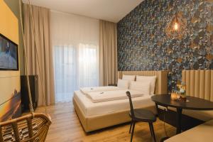 シュトゥットガルトにあるRioca Stuttgart Posto 6のベッドとテーブルが備わるホテルルームです。