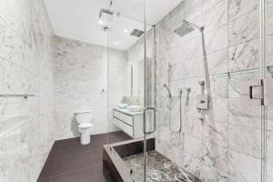 Kúpeľňa v ubytovaní Luxurious 3 Bedroom Beautifully Renovated Loft