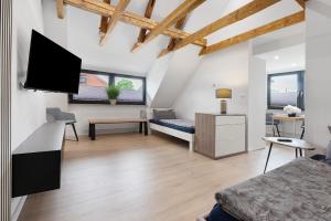ein Schlafzimmer mit einem Bett und einem TV in einem Zimmer in der Unterkunft Casa Caso - Apartment 5 in Achim