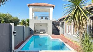 Majoituspaikassa Nyasa Guest Home in Johannesburg tai sen lähellä sijaitseva uima-allas