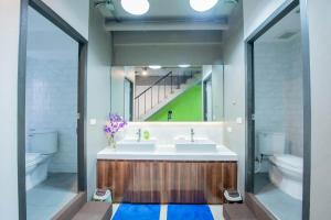 バンコクにあるMascotte Hostel Silomのバスルーム(洗面台2台、トイレ付)