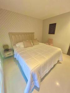 - une chambre avec un grand lit blanc et 2 oreillers dans l'établissement Hermoso Apartaestudio Norte de Barranquilla, à Barranquilla