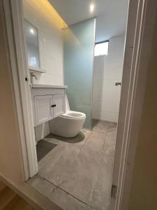 Koupelna v ubytování Homestay KNK + 27 fotografií
