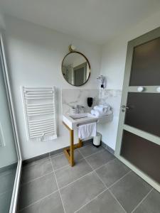 Koupelna v ubytování Hotel du Trégor + 22 fotografií