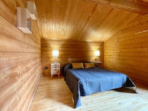 ein Schlafzimmer mit einem Bett in einer Holzhütte in der Unterkunft Chalet Pura Vida Morillon Samoëns Grand Massif 6-8 in Morillon + 49 Fotos