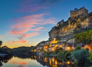 eine Stadt am Rande eines Berges mit einem Fluss in der Unterkunft VILLA 10 PERSONNES AVEC PISCINE PRIVATIVE PROCHE SARLAT in Beynac-et-Cazenac