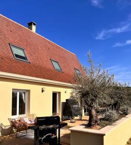 ein Haus mit einer Terrasse mit einem Baum und einem Grill in der Unterkunft VILLA 10 PERSONNES AVEC PISCINE PRIVATIVE PROCHE SARLAT in Beynac-et-Cazenac