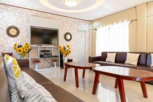 uma sala de estar com um sofá e uma mesa em Dinah's Pension House by Marriam em Puerto Princesa