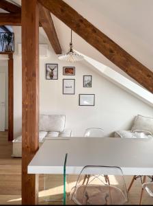ein Esszimmer mit einem weißen Tisch und Stühlen in der Unterkunft Design Apartment in the heart of Bolzano in Bozen
