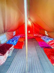 duży namiot z kilkoma łóżkami w obiekcie Kedar Tent House w mieście Kedārnāth