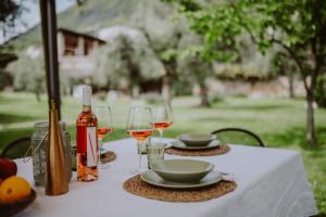 una mesa con un mantel blanco con copas de vino en Campolivo, en Gargnano