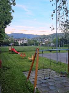 een speeltuin met een glijbaan in een park bij La Casina di Sotto in Castelnuovo di Garfagnana