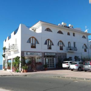 ein Hotel mit davor geparkt in der Unterkunft Hotel Orpheus in Giardini-Naxos