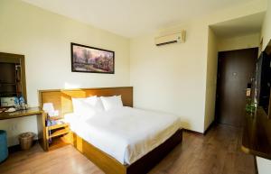 Tempat tidur dalam kamar di Central Hotel Danang