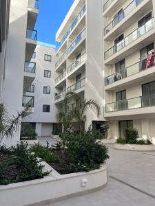 un condominio con palme in un cortile di Mellieħa luxurious 2 bedroom apartment with sea view a Mellieħa