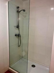 eine Dusche mit Glastür im Badezimmer in der Unterkunft Tossa de Mar - TROPICANA in Tossa de Mar + 17 Fotos