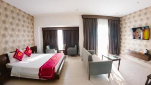 Postel nebo postele na pokoji v ubytování Ngoc Linh Luxury Hotel