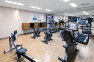 einen Fitnessraum mit mehreren Laufbändern und Kardiogeräten in der Unterkunft Pier Apartment - Glenelg Views - No 506 in Adelaide