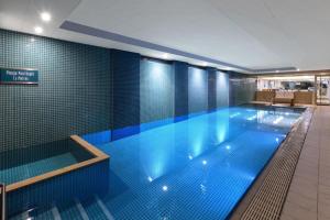 ein großer Pool in einem Gebäude in der Unterkunft Pier Apartment - Glenelg Views - No 506 in Adelaide