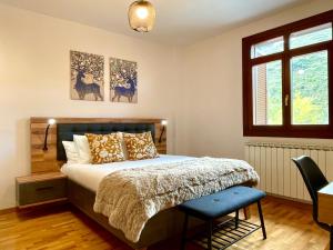 a bedroom with a bed and a window at Prime Loft LA RIOJA in Azarrulla