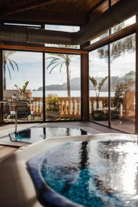 einen Whirlpool in einem Zimmer mit Meerblick in der Unterkunft Secrets Mallorca Villamil Resort & Spa - Adults Only (+18) in Paguera