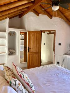 ein Schlafzimmer mit einem Bett und einer Holzdecke in der Unterkunft Las casillas de la Villa: SOLEÁ in Montefrío