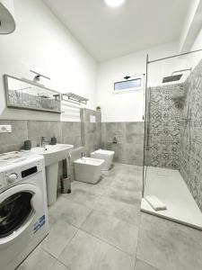 een badkamer met een wastafel en een wasmachine bij Casa Indipendenza - Cattedrale in Palermo
