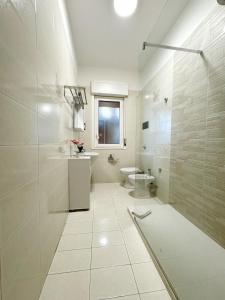een badkamer met een douche, een wastafel en een toilet bij Casa Indipendenza - Cattedrale in Palermo