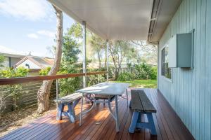 En balkon eller terrasse på Cosy Getaway with Fireplace and Spacious Backyard