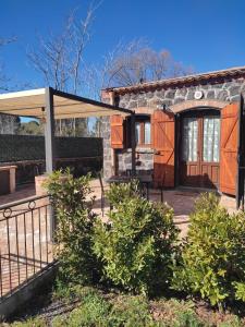 Casa de piedra con puerta y porche en Case Gemmellaro - Family, en Nicolosi