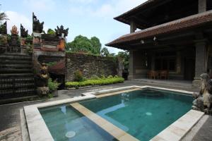 烏布的住宿－Belvilla 93916 Budi House Near Ubud Palace，房屋后院的游泳池
