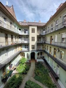 - une vue sur la cour d'un immeuble dans l'établissement Cosy flat next to Andrassy Av, à Budapest