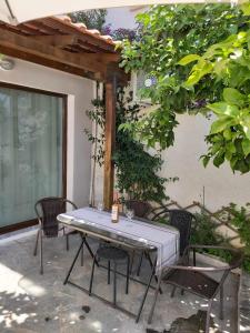 stół i krzesła na patio w obiekcie Ermionis home w mieście Palaión Tsiflíkion