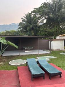 un patio con 2 panche blu e un tavolo di Villas La Romana #2 a La Ceiba