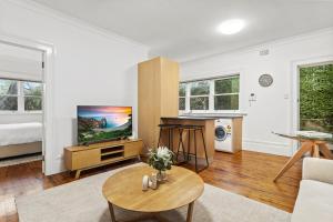 ein Wohnzimmer mit einem TV und einem Sofa in der Unterkunft Victorian Apartment in Lifestyle Hotspot in Sydney