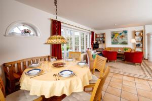 comedor con mesa y sillas en Haus Jölhuk, en Morsum