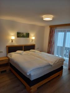 Rúm í herbergi á Appartements Lederer