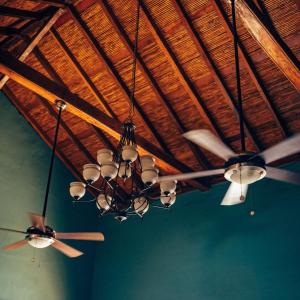 un ensemble de lumières suspendues à un plafond en bois dans l'établissement Hotel Mirna & OCT, à Granada