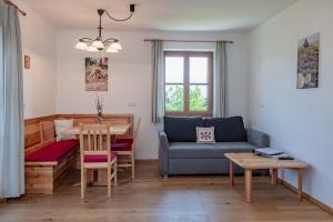 uma sala de estar com um sofá e uma mesa em Bauerborchardt - Urlaub am Bauernhof bei Familie Borchardt em Wernberg