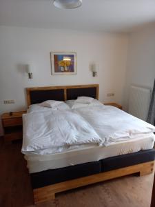 Rúm í herbergi á Appartements Lederer