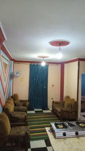 uma sala de estar com dois sofás e uma cortina azul em مصايف الاسكندرية الزهراء em Alexandria