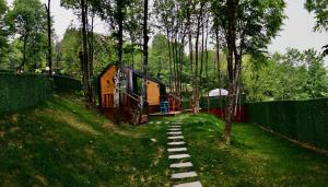 a path leading to a cabin in a yard at MANZARA SUİTES ORMAN KÖY in Kartepe