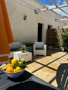 een kom sinaasappels op een tafel op een patio bij Trenasse in Marsala